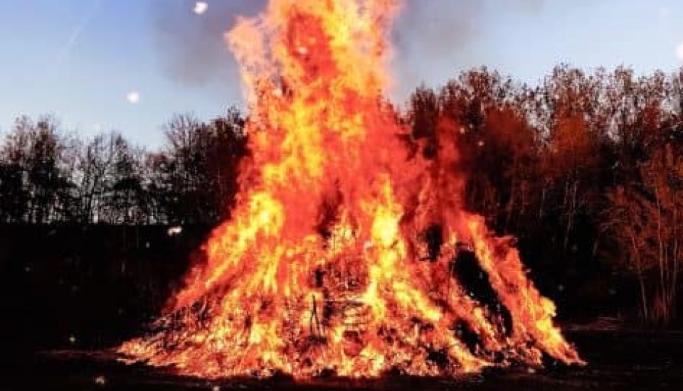 Image - Osterfeuer am Feldgraben